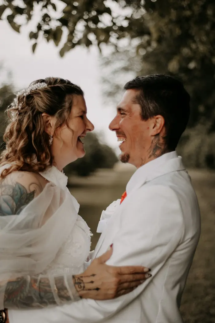 Noiva e noivo sorrindo um para o outro