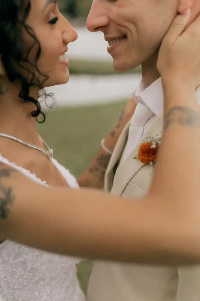 Casal de rosto colado, sorrindo