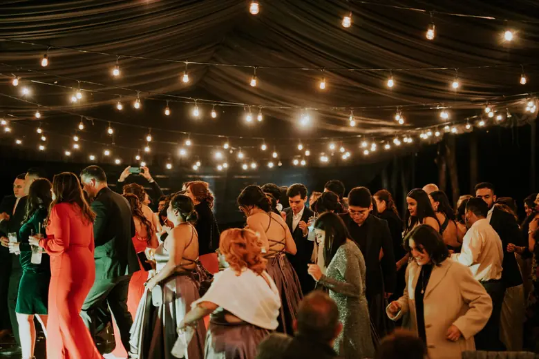 Pista de dança cheia sob as luzes