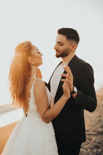 Casal dançando na praia